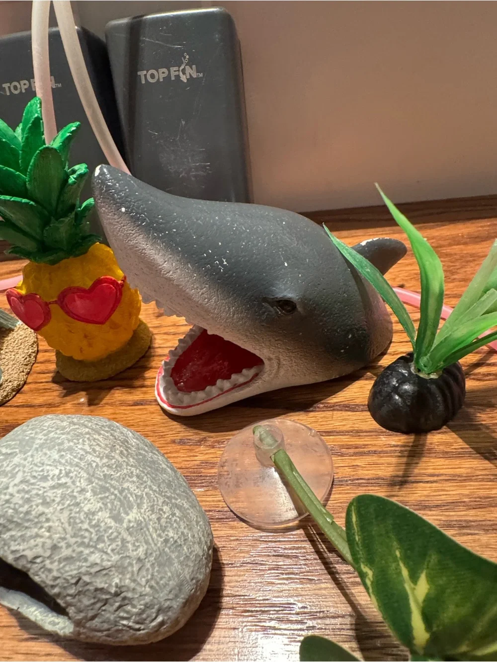 Beach & Halloween figurines, greenery, hideaways & battery operated air pumps
